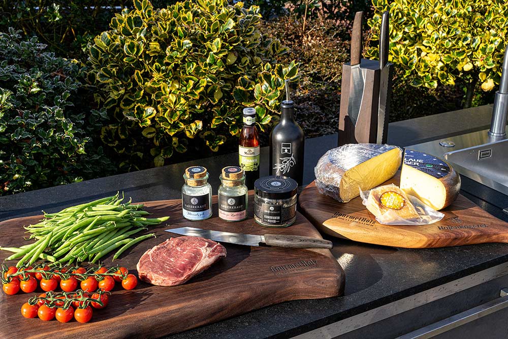 US Ribeye an mit Käse überbackenen Bohnen und Tomaten