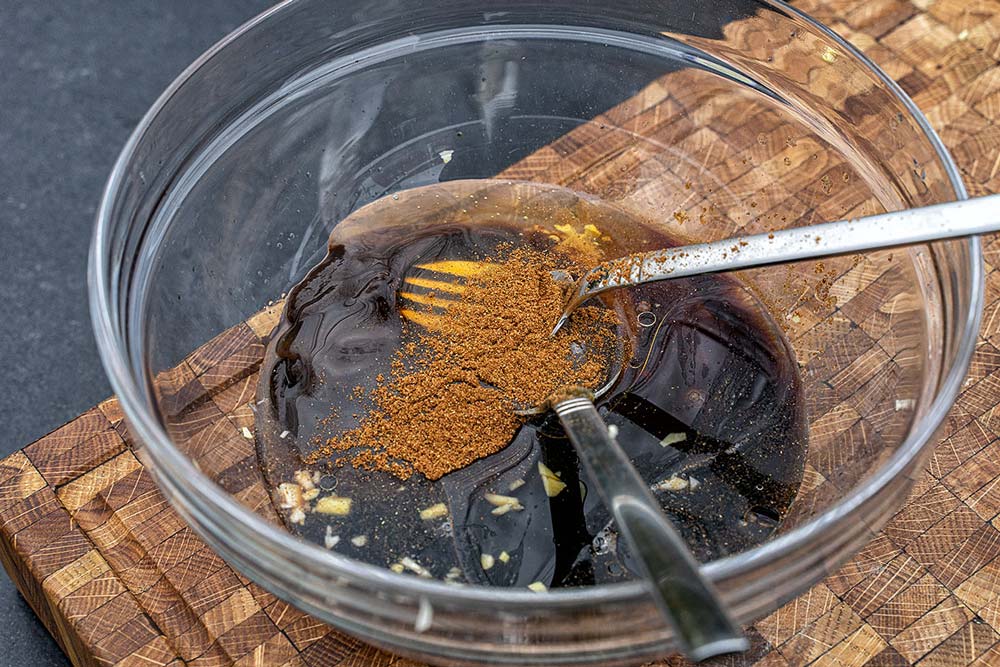 Alle Zutaten für die Asia Marinade in einer ausreichend großen Schüssel gleichmäßig verrühren.