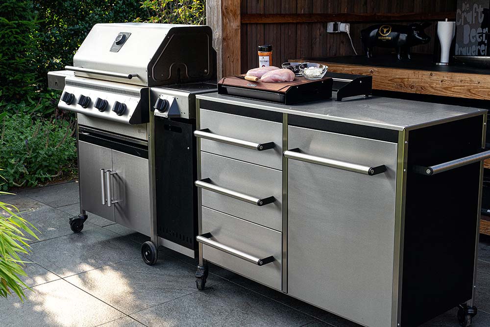 Wir starten die beiden mittleren Brenner unseres PremioGas XL II 'All in One' und heizen diese voll auf.