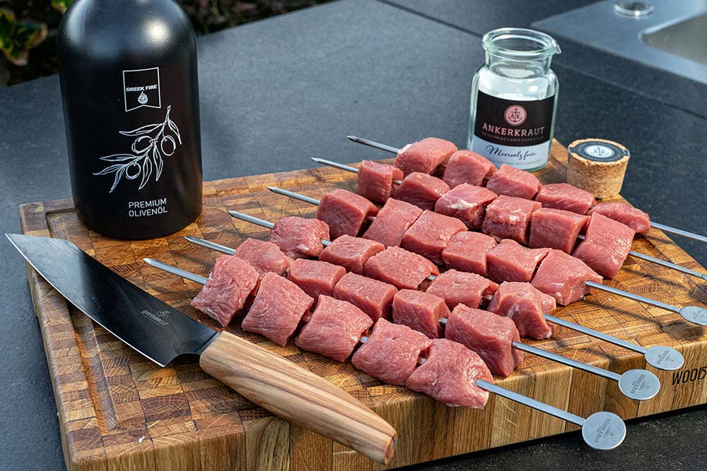 Die fertigen Spieße bestreichen wir nun mit Olivenöl und bestreuen sie mit Meersalz.