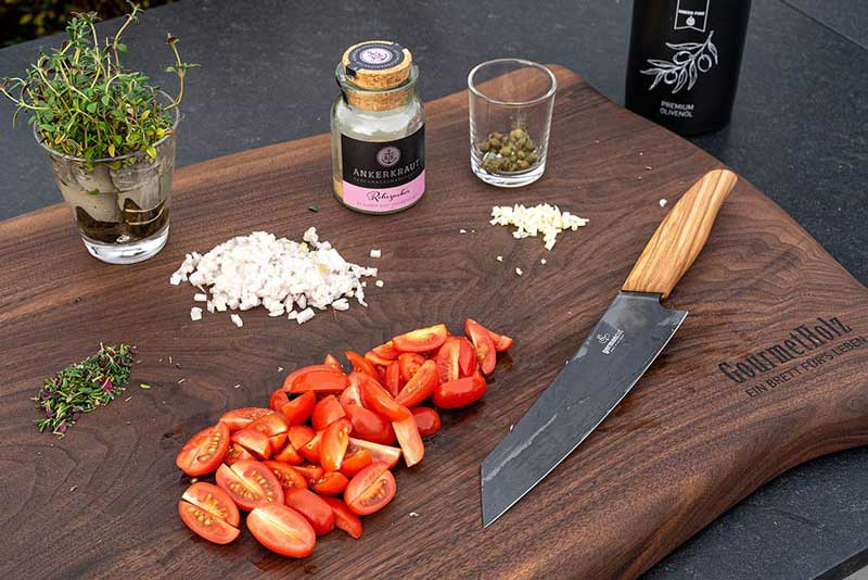 Den Knoblauch und die Schalotte klein würfeln, 1 EL Thymian klein hacken, 
                    die Cocktailtomaten vierteln sowie die Kapern, 
                    braunen Zucker und das Olivenöl bereitstellen.