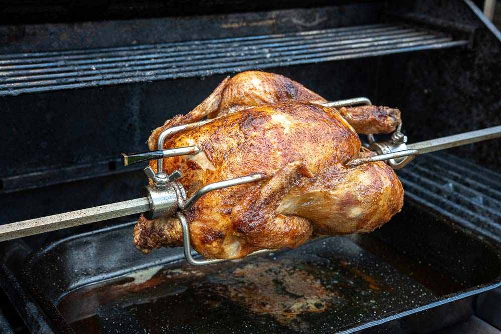 Dazu wird die Nadel des Meater Plus in die dickste Stelle des Hähnchens (der Brust) gesteckt.