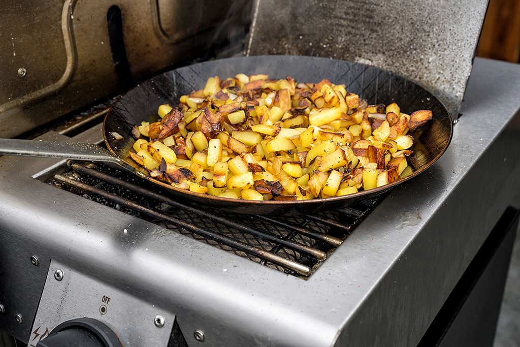 Gebratene Bratkartoffeln vom Gasgrill