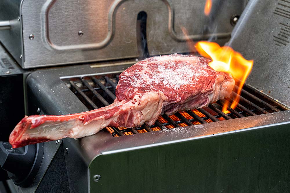 Steak würzen und angrillen