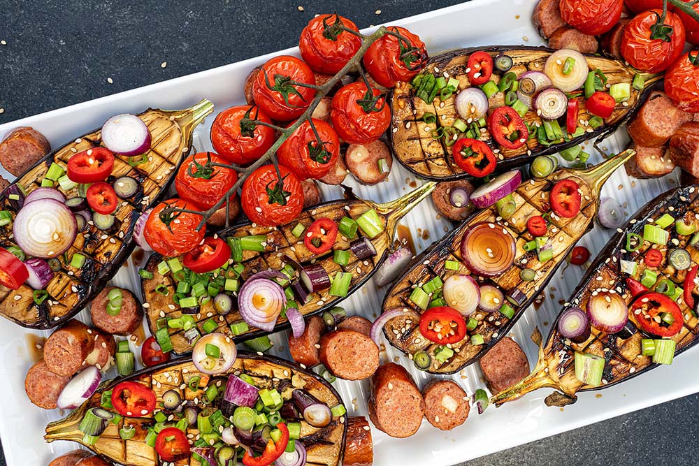 Karamellisierte Auberginen mit Käsekrainer