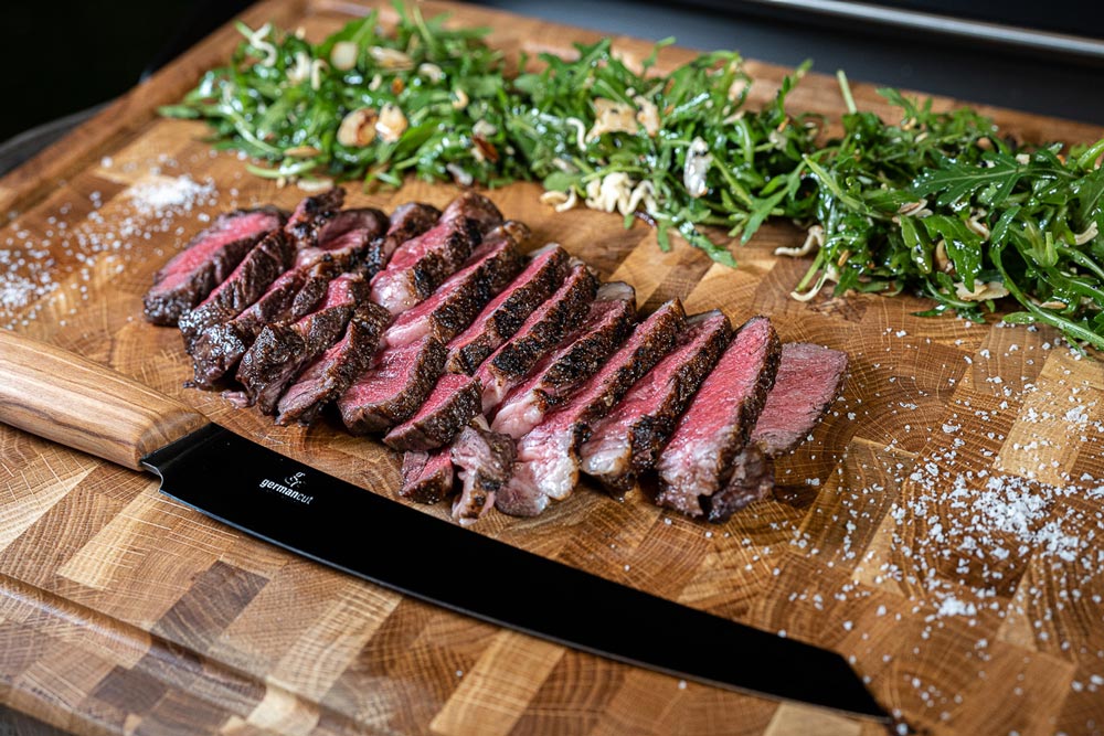 Das Endergebnis: Wagyu Ribeye an Rucola mit Knusperdressing