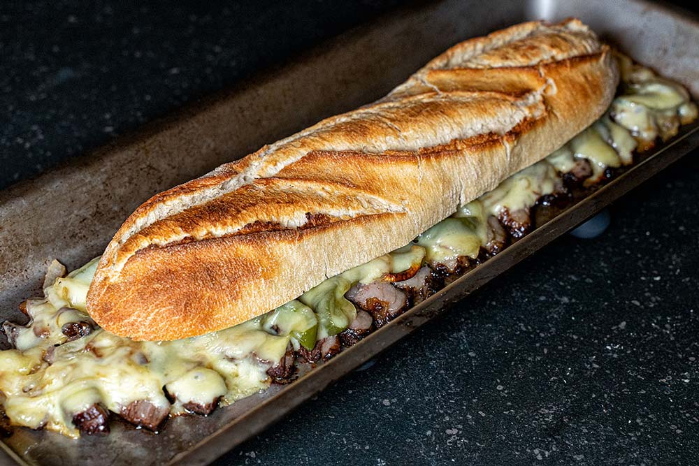 Um das Steak mit dem Gemüse einfach aus der Grillschale zu entnehmen, legen wir den Deckel des Baguettes auf.