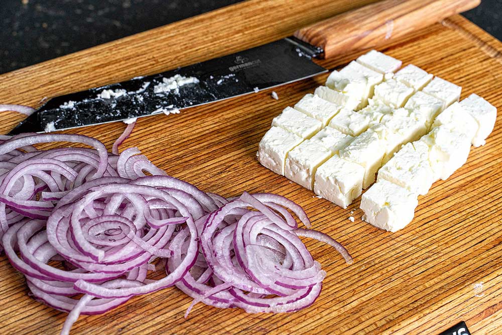 Fetakäse und Zwiebel vorbereiten
