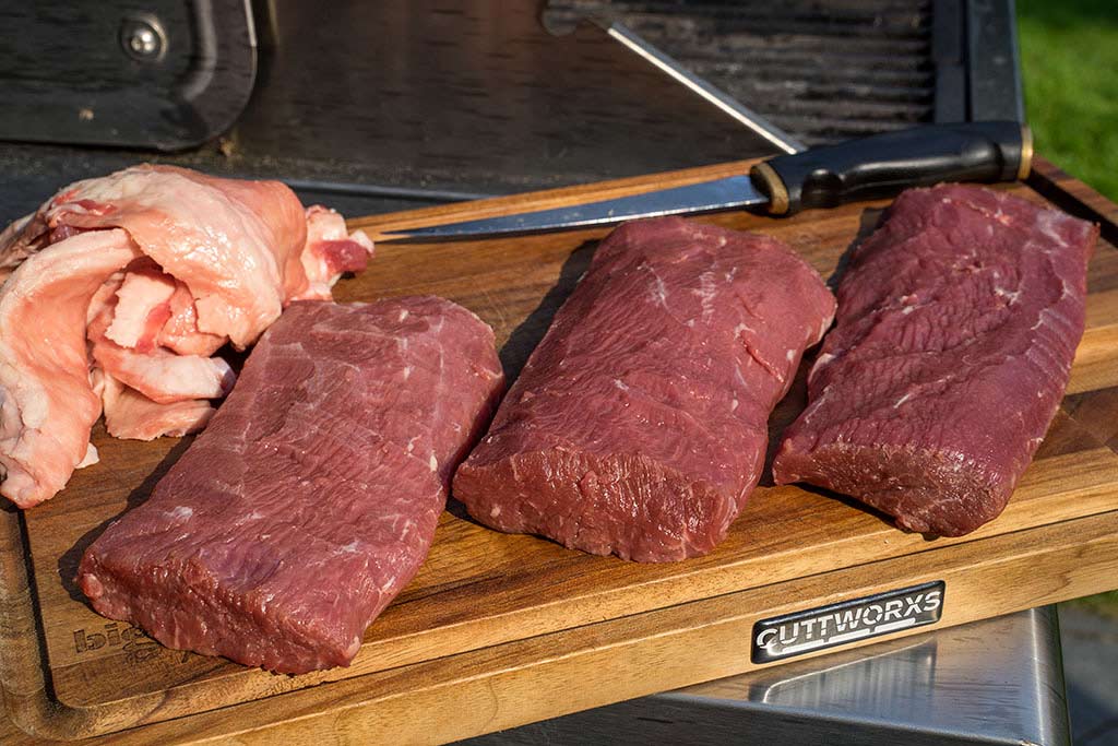 Fett und Sehnen vom Lammlachs entfernen