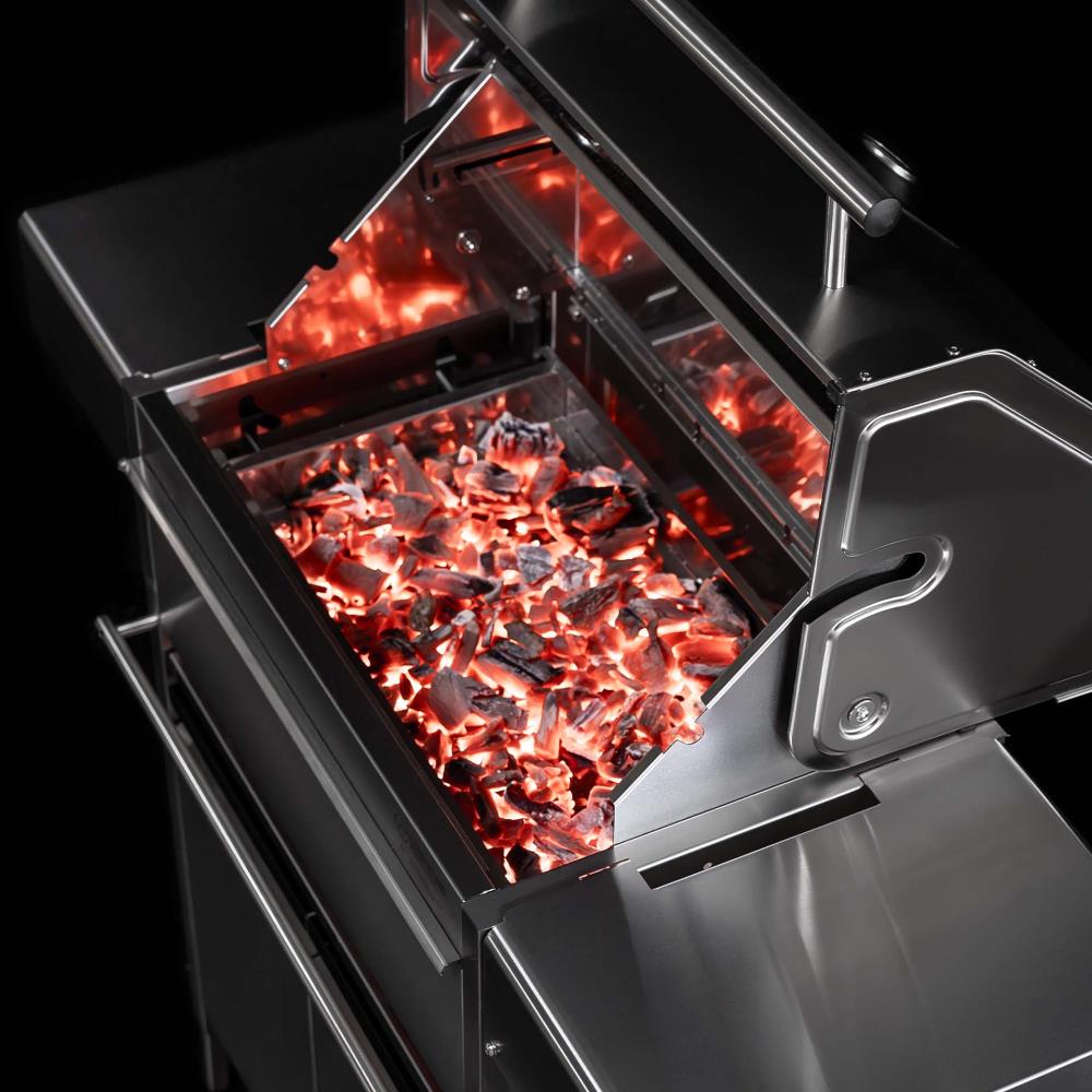 Glühende Kohle in der robusten Kohlewanne