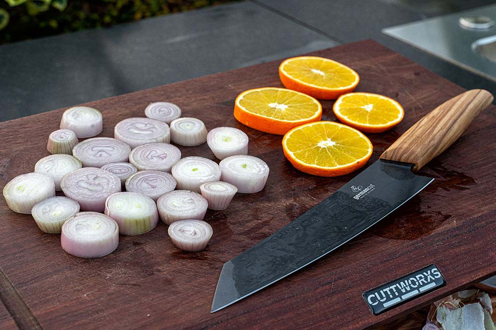 Schalotten schälen und in dicke Ringe schneiden. Orange ebenfalls in Scheiben schneiden.