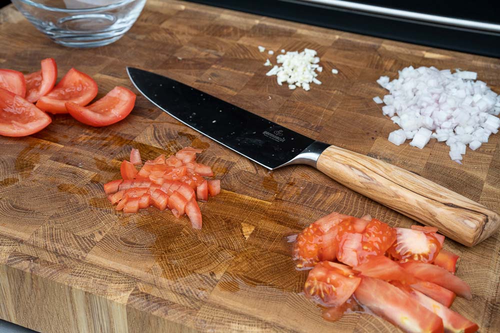 Schalotten und Knoblauch schneiden