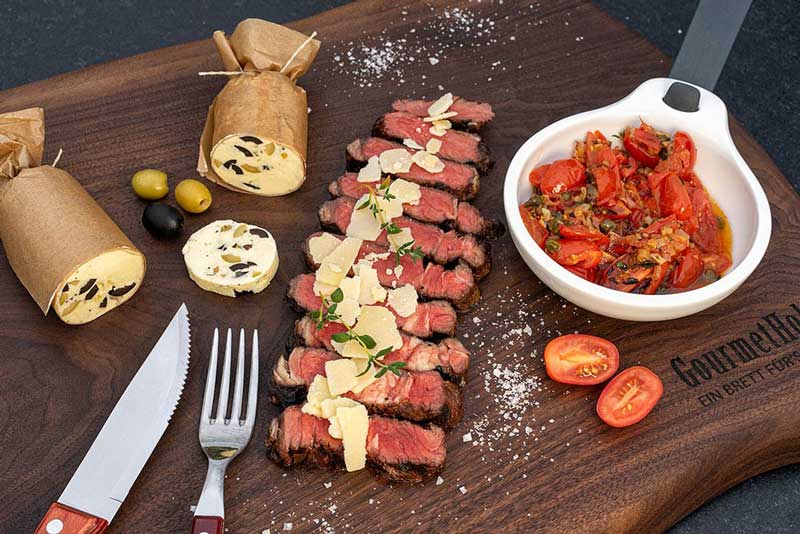 Tomaten-Kapern Chutney und Olivenbutter an Canadian Bison Ribeye