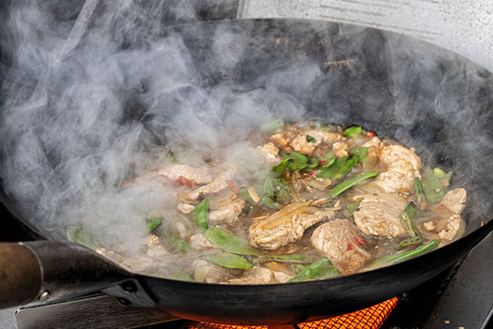 das Fleisch mit den Zwiebeln wieder hinzufügen und kurze Zeit köcheln lassen.