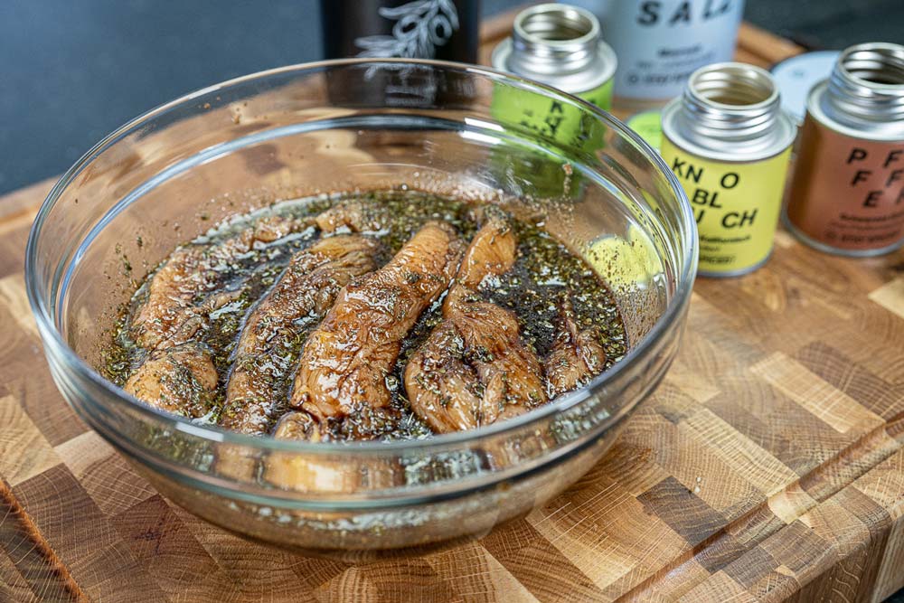 Hähnchenbrust in die Balsamico-Kräuter-Marinade einlegen 
                    und anschließend im Kühlschrank mehrere Stunden ziehen lassen.