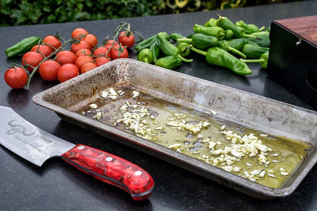 Grillschale mit Olivenöl benetzen