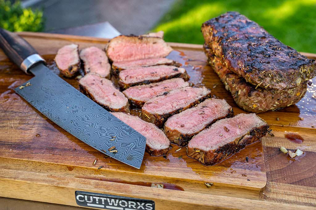 Lammlachs in Tranchen schneiden