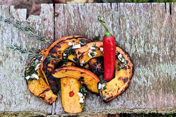 Hokkaido Kürbis vom Grill mit Knoblauchpesto