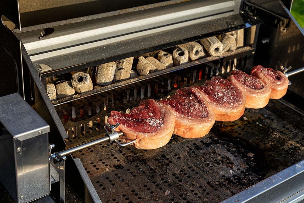 Leckeres Grillgut vom Drehspieß