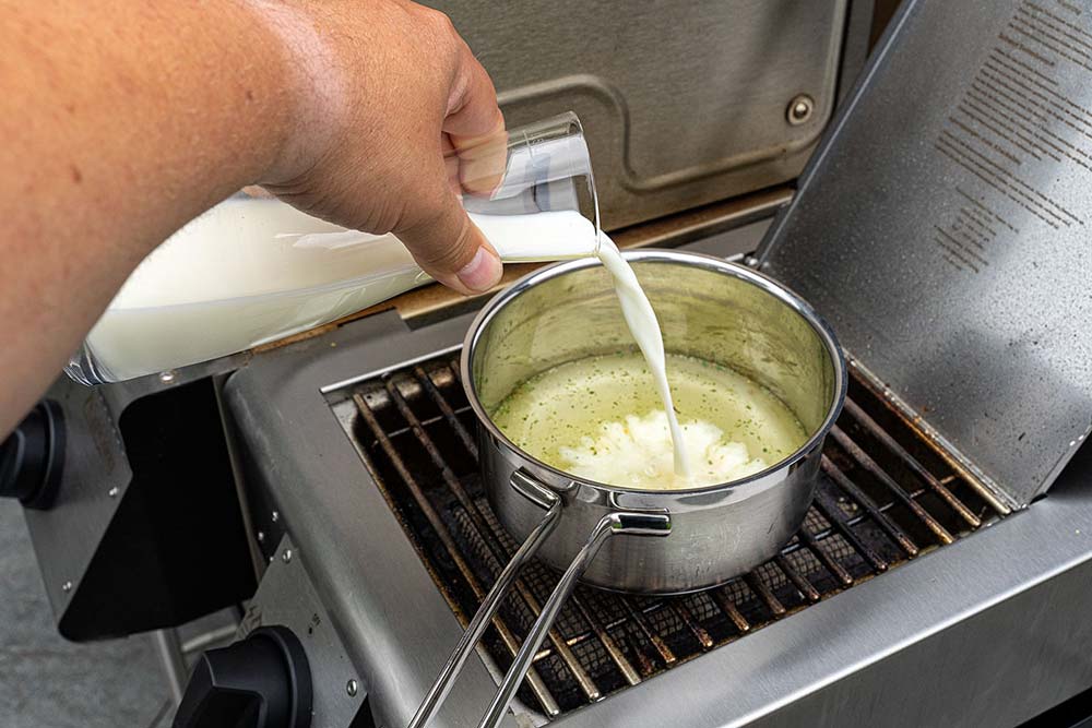 Brühe und Milch aufkochen