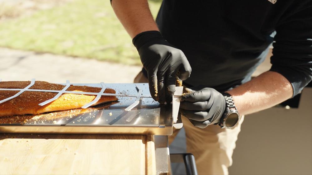 Flammlachsbrett XL  – Fisch wird fixiert