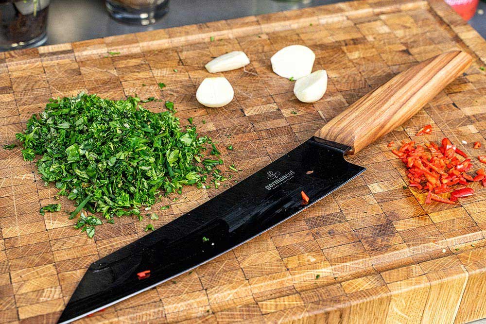 Kräuter und Knoblauch vorbereiten