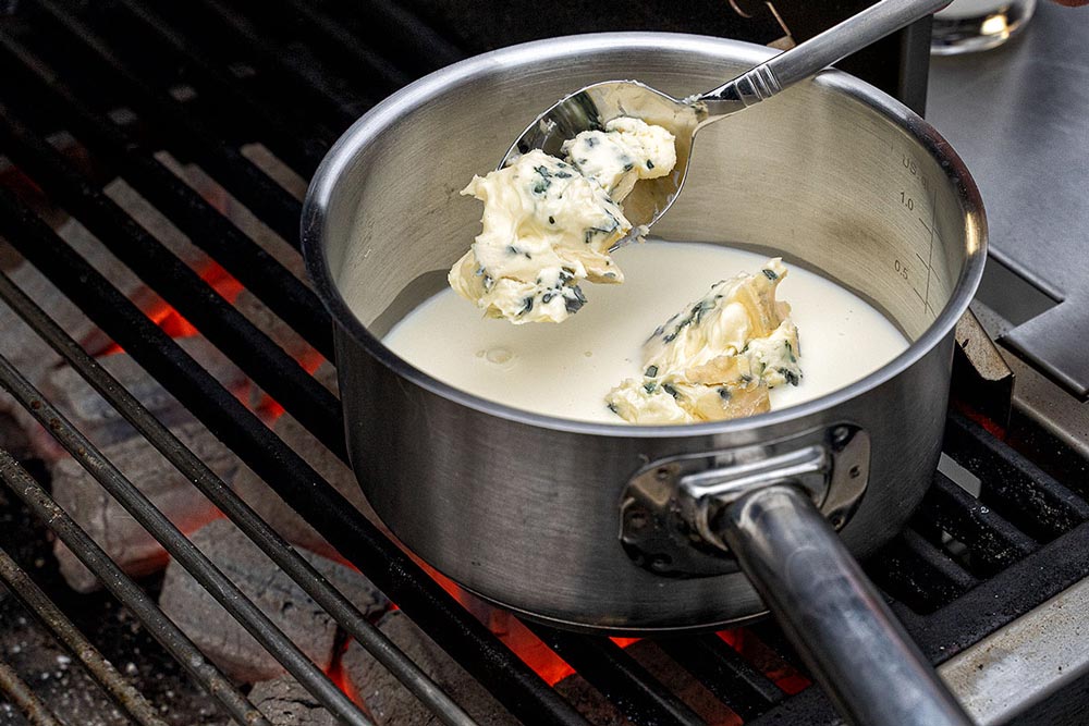Sahne und Gorgonzola schmelzen