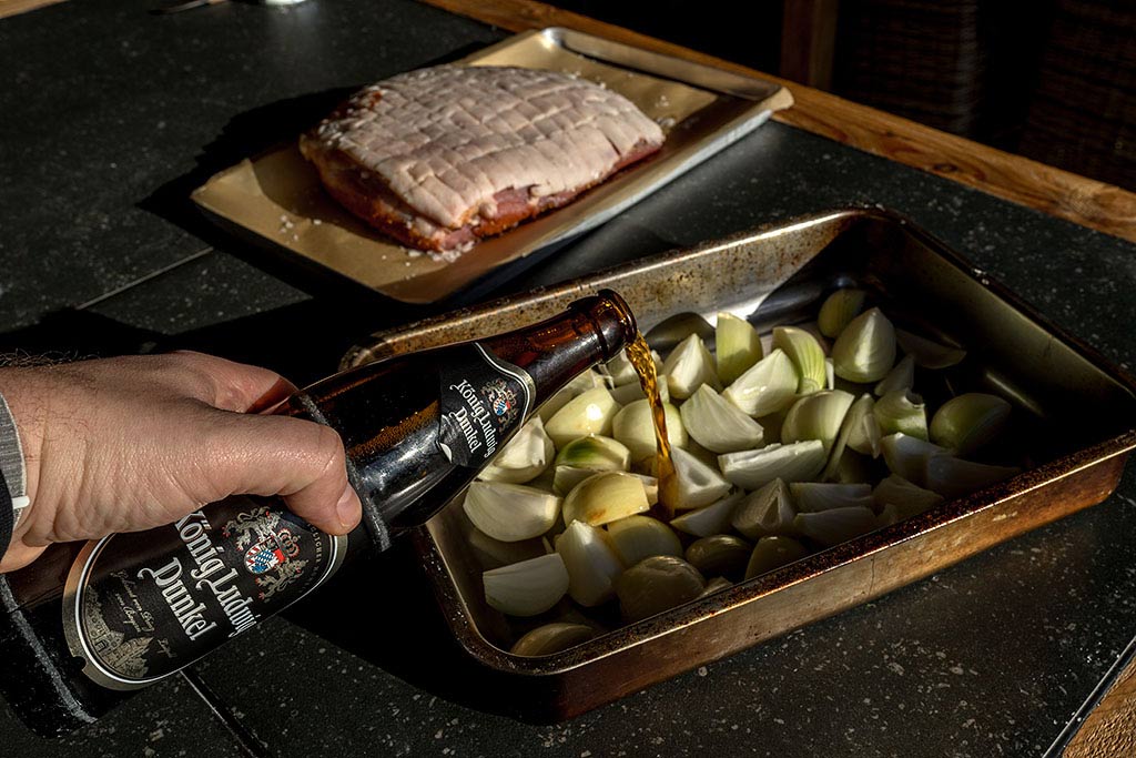 Zwiebeln in der Unterschale in Dunkelbier einlegen