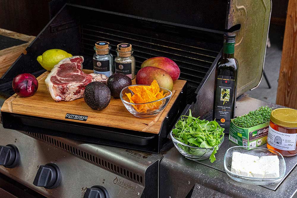 Mango Avocado Rucola Salat an Dry Aged Côte de Boeuf