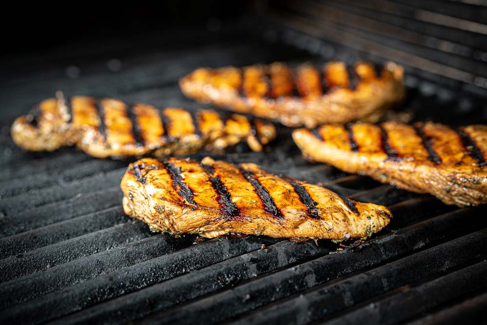 Nach dem Wenden des Fleisches werden die tollen 
                    Brandings sichtbar. Die Hähnchenbrust bei geschlossenem 
                    Deckel und einer Gartemperatur von ca. 150°C weitergaren, 
                    bis eine Kerntemperatur von ca. 76°C erreicht wurde.