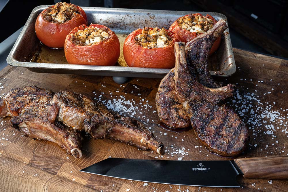 Das Endergebnis: Gefüllte Tomaten und Iberico Koteletts im Greek Style