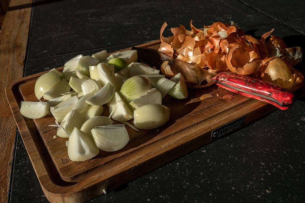 Zwiebeln für die Sauce schälen und vierteln.