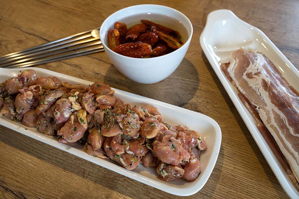 Hähnchenspieße (Pfaffenschnittchen) im Speckmantel mit Pesto Bild 8