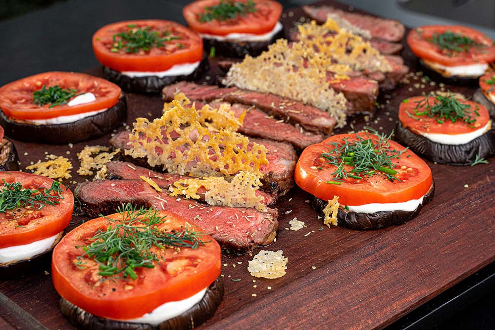 Entrecôte mit Parmesan-Chips und Tomaten-Auberginen-Taler