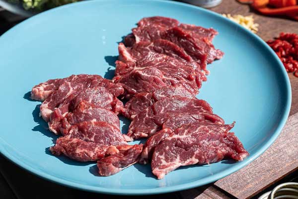 Wagyu-Filet in dünne Scheiben schneiden.