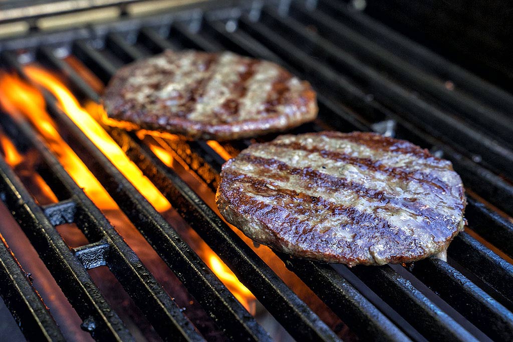 Patties und Bacon grillen