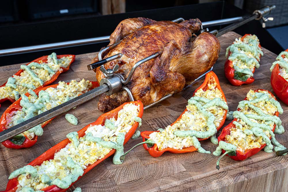 Freilandhähnchen mit gefüllter Spitzpaprika und Basilikumcreme