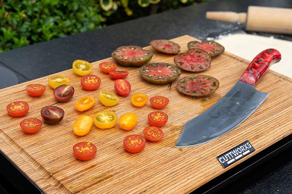 Tomaten in Scheiben schneiden
