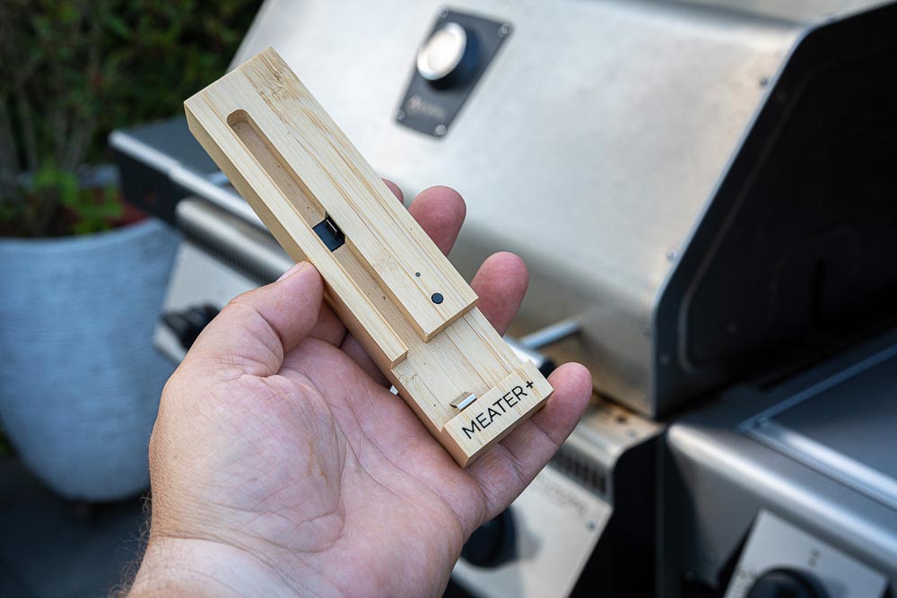 Als Faustregel für die Garzeit gilt: Bei einer Gartemperatur von 180°C benötigt das Hähnchen ca. 1 Stunde Garzeit pro 1 kg. 
                    Gegrillt wird selbstverständlich mit geschlossenem Deckel.