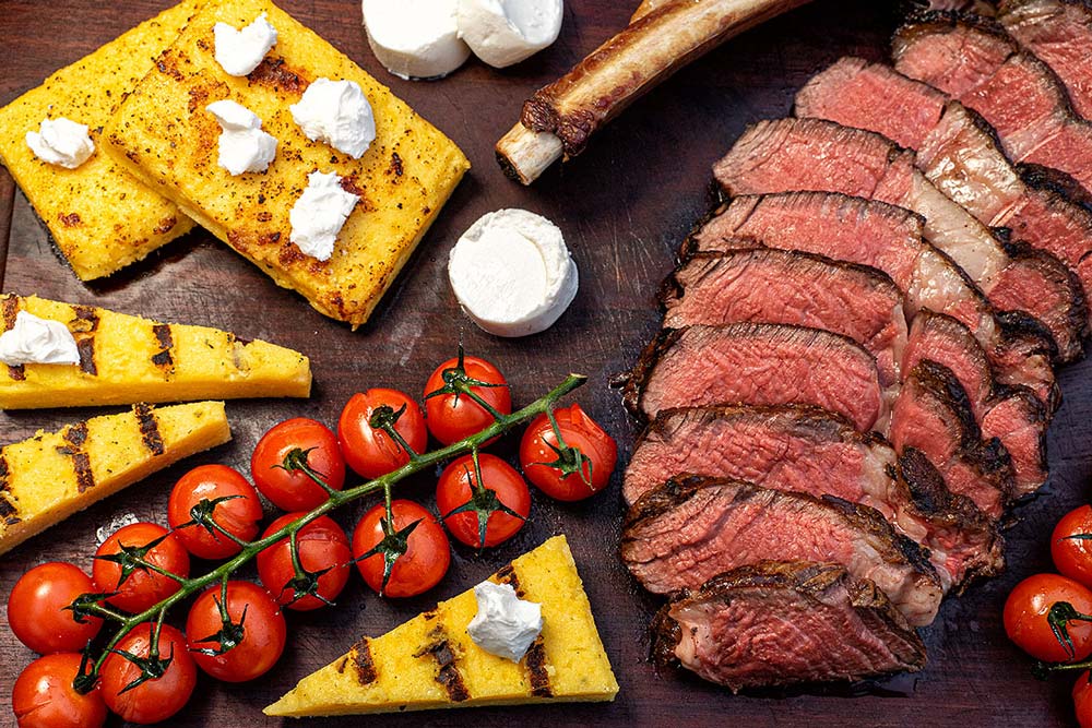 Das Endergebnis: Parmesan-Polenta mit Ziegenkäse, Tomaten und Tomahawk Steak