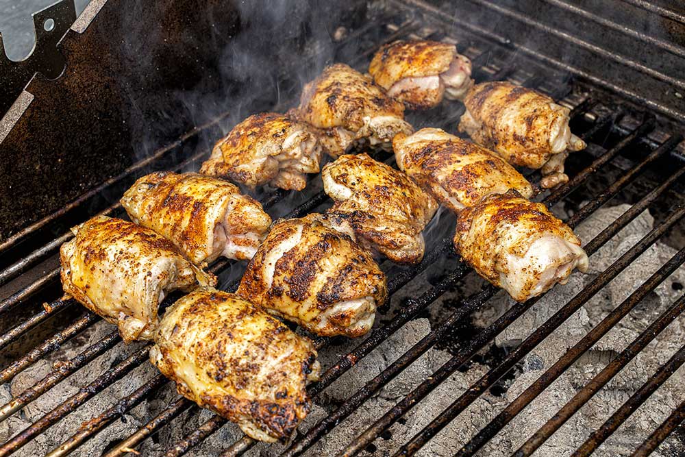 Hähnchen in regelmäßigen Abständen wenden, bis sie rundherum knusprig sind