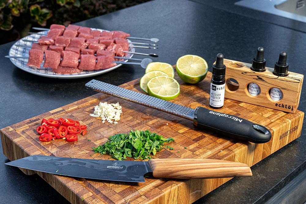 Wir hacken ca. 2-3 EL Minze und Knoblauch. Die Chili schneiden wir in dünne 
                    Ringe und von der Limette schneiden wir für die Dekoration 3 Scheiben ab.