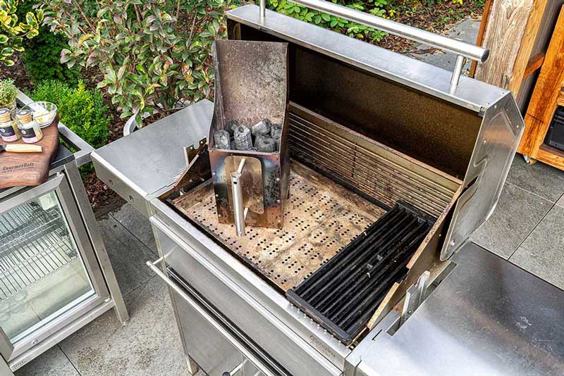 Grill mit Anzündkamin anheizen.