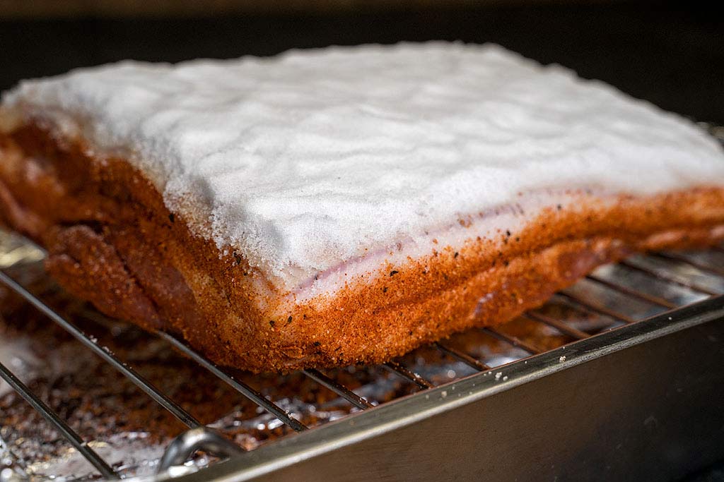 Duroc Schweinebauch mit Salz bestreuen
