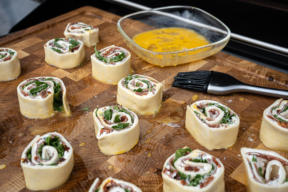 Blätterteig schneiden und bestreichen