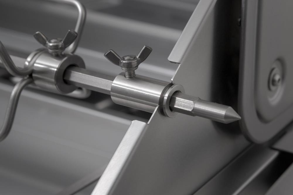 Mit einer Flügelschraube wird der Drehspieß arettiert