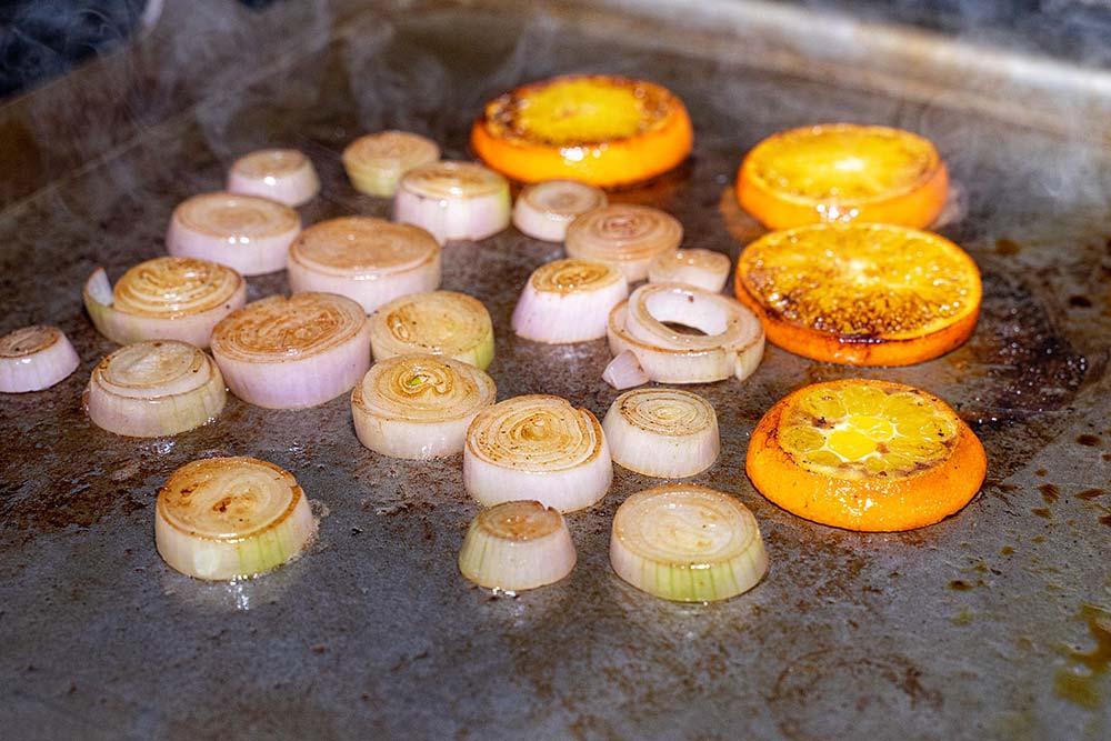 Schalotten und Orangenringe im Entenfett anbraten.