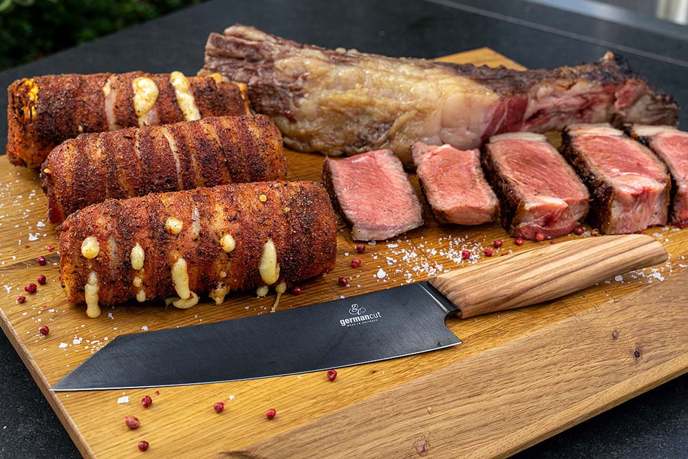 Das Endergebnis: Bacon Wrapped Corn mit Cheese Füllung und US Tomahawk Steak