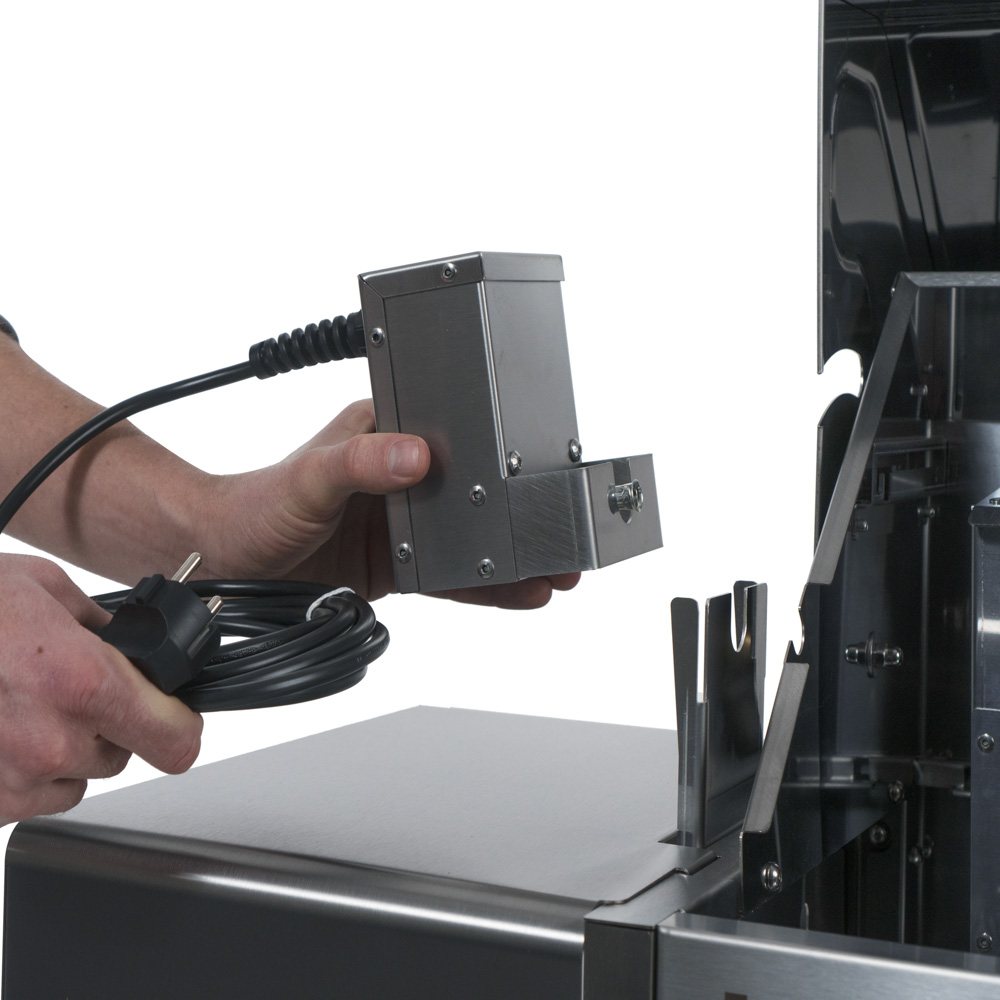 Der Motor für den Drehspieß kann ganz einfach befestigt werden