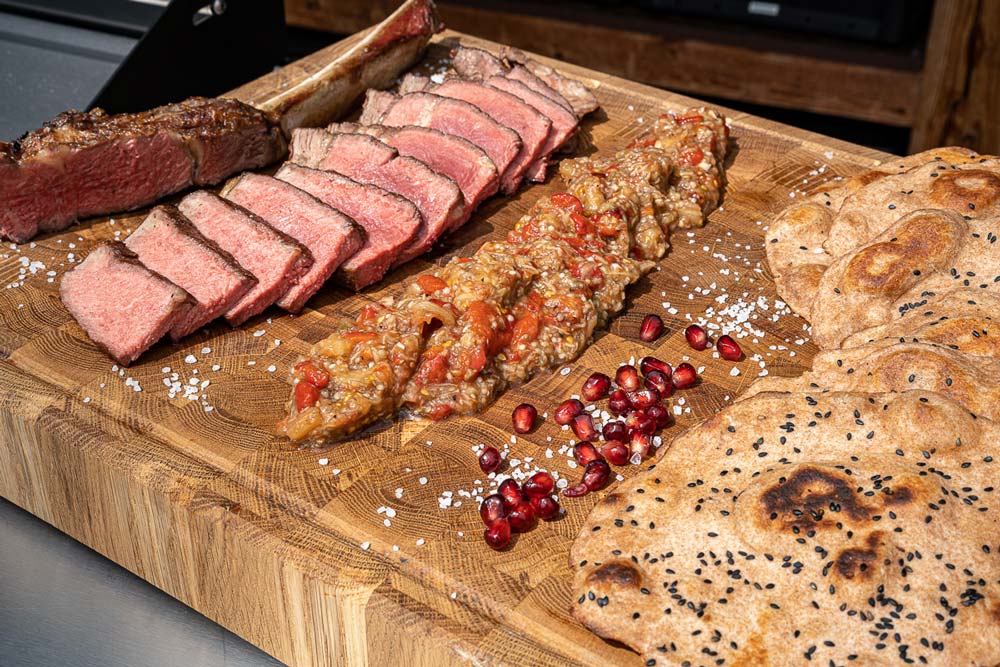 Das Endergebnis: Baba Ghanoush und Pfannenbrot an Irish Tomahawk Steak